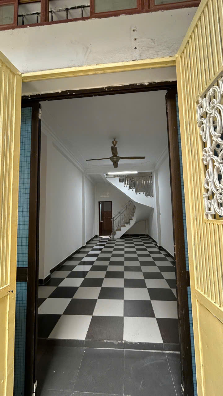 Cho thuê nhà ngõ Văn Chương, 3 tầng x 35m2, 3 ngủ, 10 Triệu rất gần ô tô - Ảnh 1